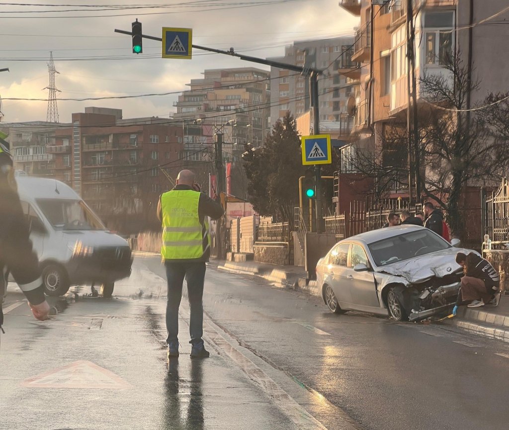 Accident pe Calea Baciului între un autoturism și o autoutilitară