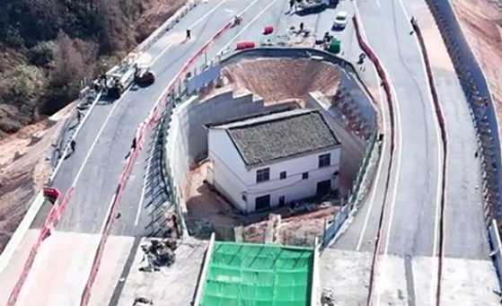 Autostradă construită în jurul unei case. Proprietarul a refuzat o sumă colosală oferită de stat