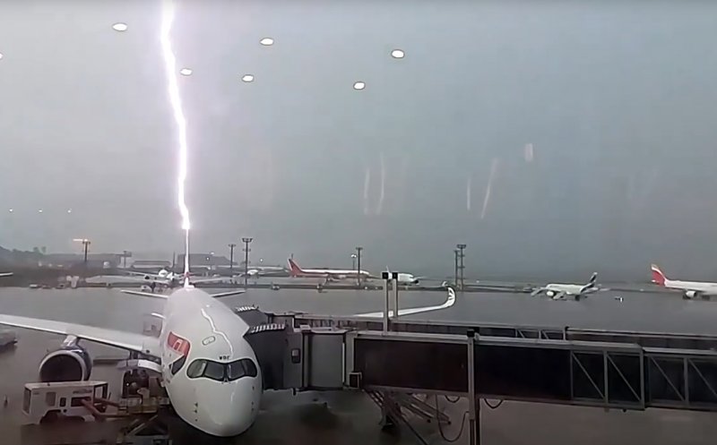 Avion lovit de mai multe fulgere în timp ce pasagerii se îmbarcau