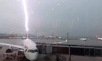 Avion lovit de mai multe fulgere în timp ce pasagerii se îmbarcau