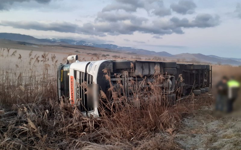 ACCIDENT în judeţul Cluj. Autotren răsturnat în şanţ