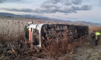ACCIDENT în judeţul Cluj. Autotren răsturnat în şanţ
