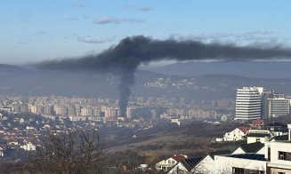 Noi imagini cu incendiul de pe strada Câmpului din Cluj. Fumul gros, vizibil de la sute de metri