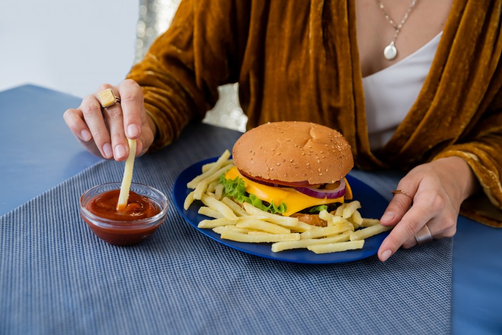 Cât costă un burger în Cluj-Napoca. Orașul e în topul comenzilor pentru acest preparat