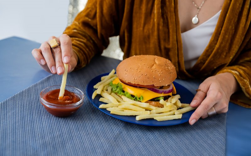 Cât costă un burger în Cluj-Napoca. Orașul e în topul comenzilor pentru acest preparat