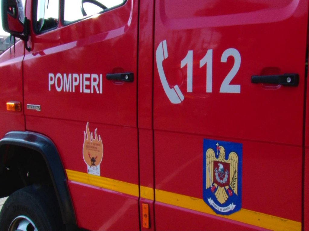 Un autoturism hibrid a luat foc în Cluj-Napoca. Pompierii au fost alertați