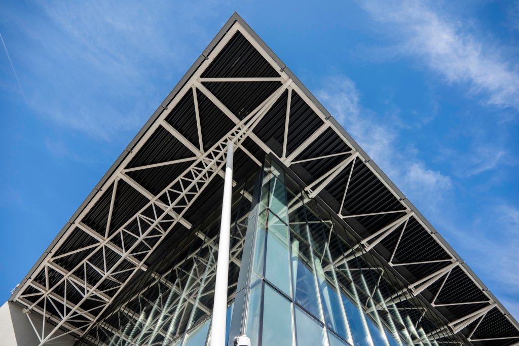 Terminal nou, pe 3 nivele, inaugurat la un aeroport din Transilvania cu o cursă spre Londra