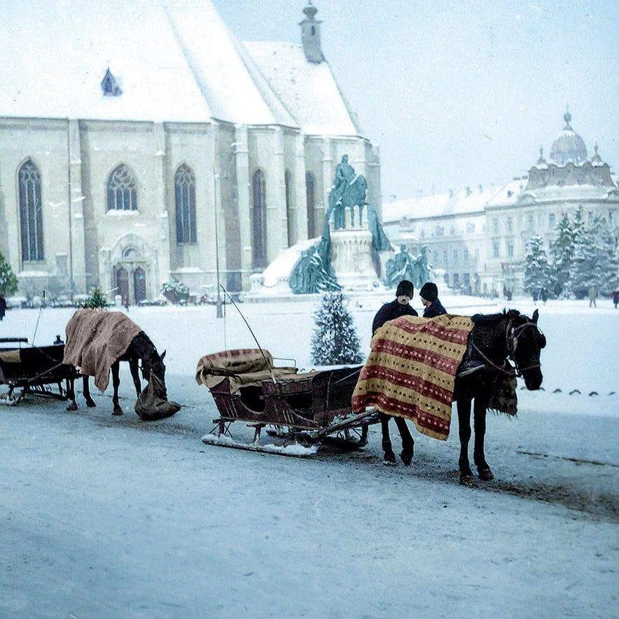 Cluj-Napoca 1942: "Taxi"-uri în aşteptarea clienţilor în Piaţa Unirii