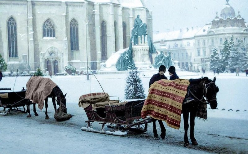 Cluj-Napoca 1942: "Taxi"-uri în aşteptarea clienţilor în Piaţa Unirii