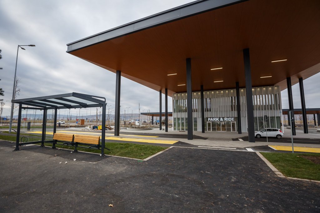 Park and ride-ul de la Cluj-Napoca, s-a DESCHIS publicului / Lași mașina, mergi GRATIS cu autobuzul / Când va funcționa aplicația pentru taxi la aerport