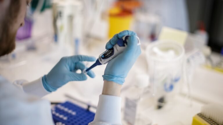 Un vaccin ar putea opri cancerul cu mulți ani înainte să se instaleze. Va imuniza organismul în stadiul de pre-cancer