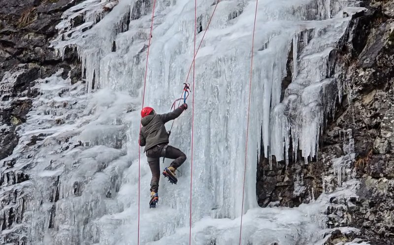 Aventură extremă și peisaje de vis la Cascada Vălul Miresei: Alpiniștii cuceresc peretele de gheață