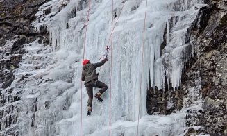 Aventură extremă și peisaje de vis la Cascada Vălul Miresei: Alpiniștii cuceresc peretele de gheață