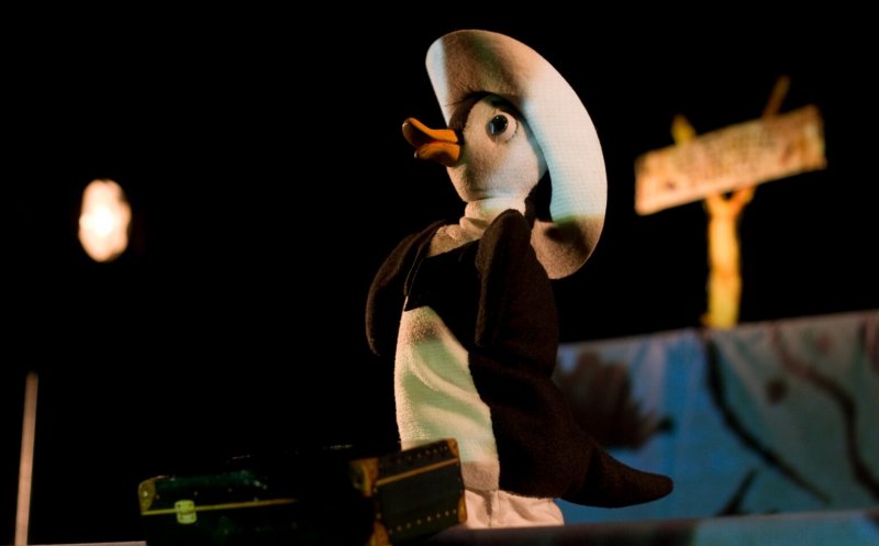 Îndrăgitul pinguin Apolodor revine pe scena Teatrului de Păpuși Puck