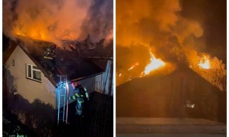Incendiu devastator în Dezmir: Acoperișul unei case a luat foc. Femeie, transportată la spital