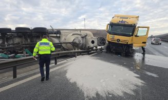 Autocisternă răsturnată pe autostradă