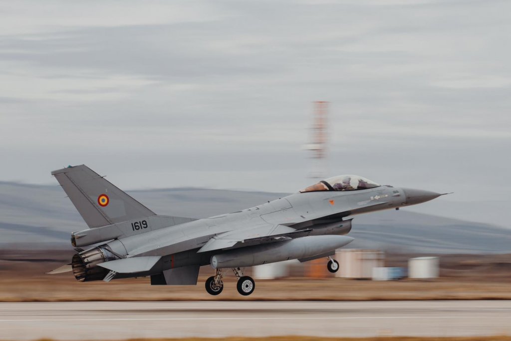 Un nou avion F-16 Fighting Falcon a ajuns la Baza Aeriană din județul Cluj