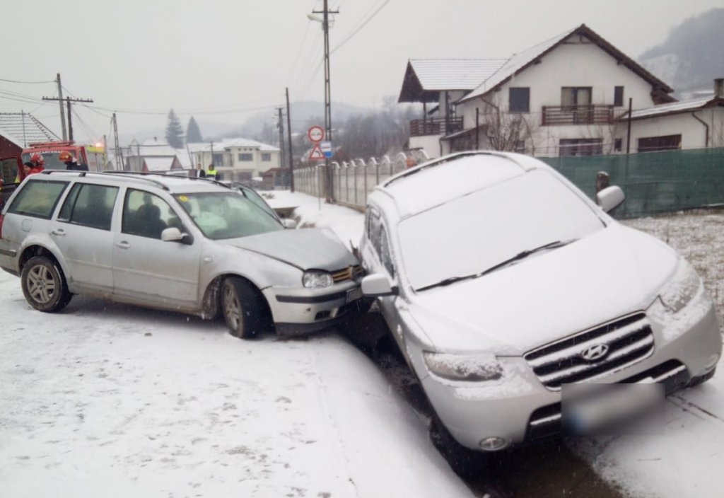 Accident pe un drum din județul Cluj. Șase tineri, printre care și minori, au avut nevoie de îngrijiri medicale