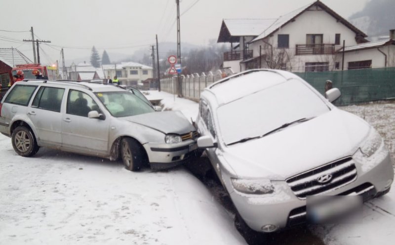 Accident pe un drum din județul Cluj. Șase tineri, printre care și minori, au avut nevoie de îngrijiri medicale