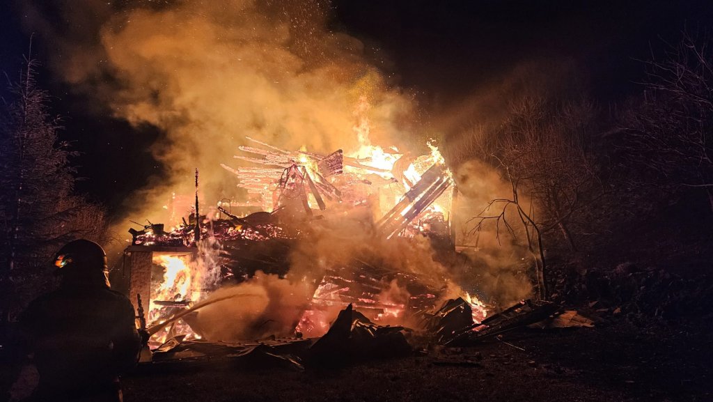 Cabană de lemn din judeţul Cluj făcută scrum în urma unui incendiu de proporţii / Care a fost cauza
