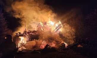 Cabană de lemn din judeţul Cluj făcută scrum în urma unui incendiu de proporţii / Care a fost cauza