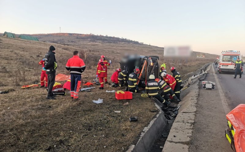 Accident grav cu trei victime în Cluj: O mașină s-a răsturnat. Descarcerarea a intervenit