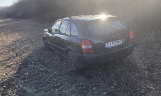 Maşină ABANDONATĂ de un an lângă pădurea Lombului din Cluj / "Poate cineva o caută..."