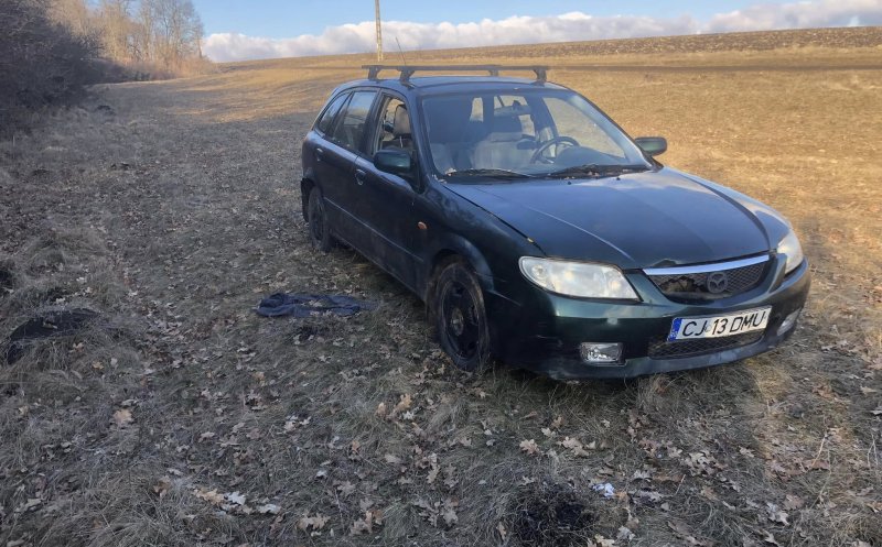 Maşină ABANDONATĂ de un an lângă pădurea Lombului din Cluj / "Poate cineva o caută..."