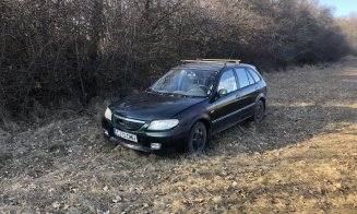 Maşină ABANDONATĂ de un an lângă pădurea Lombului din Cluj / "Poate cineva o caută..."