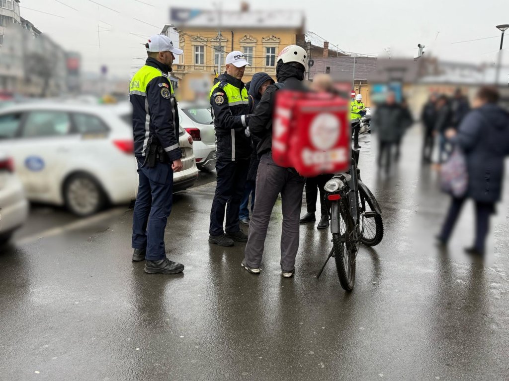 Amenzi pe bandă rulantă la Cluj. Poliția a luat la control livratorii de mâncare pe trotinete și biciclete