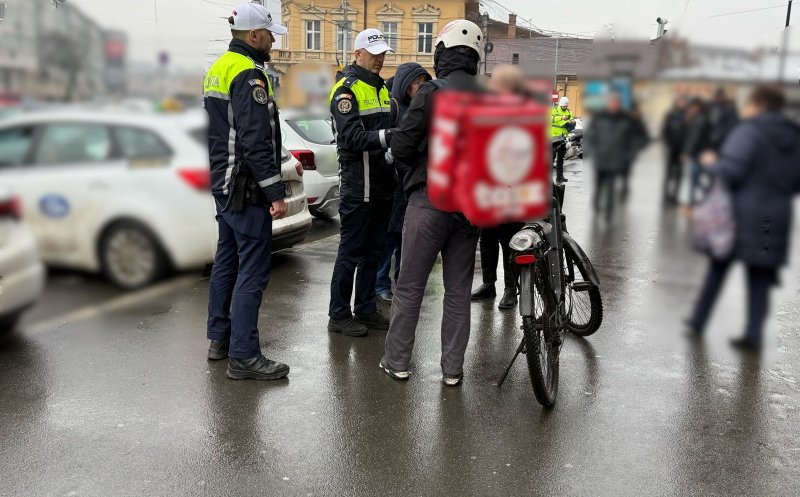 Amenzi pe bandă rulantă la Cluj. Poliția a luat la control livratorii de mâncare pe trotinete și biciclete