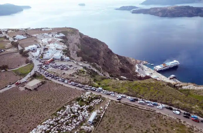 Exod în masă din Santorini de teama unui cutremur major. Expert: "Totul este sub apă, este foarte dificil de anticipat ce va urma"