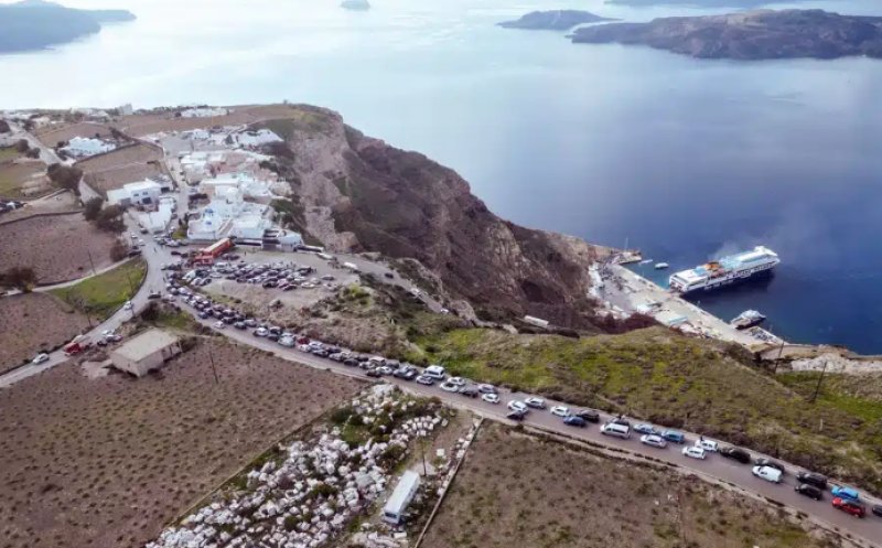 Exod în masă din Santorini de teama unui cutremur major. Expert: "Totul este sub apă, este foarte dificil de anticipat ce va urma"