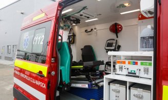Coliziune puternică între două mașini, în Cluj. Tânăr transportat la spital