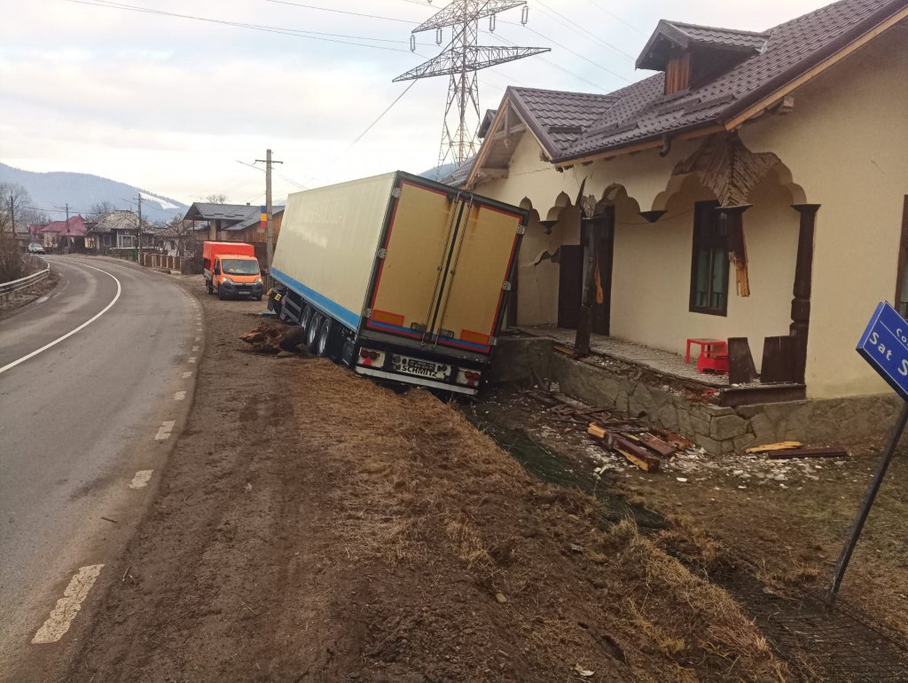 Un șofer beat a intrat cu TIR-ul direct într-o casă. Ce alcoolemie avea