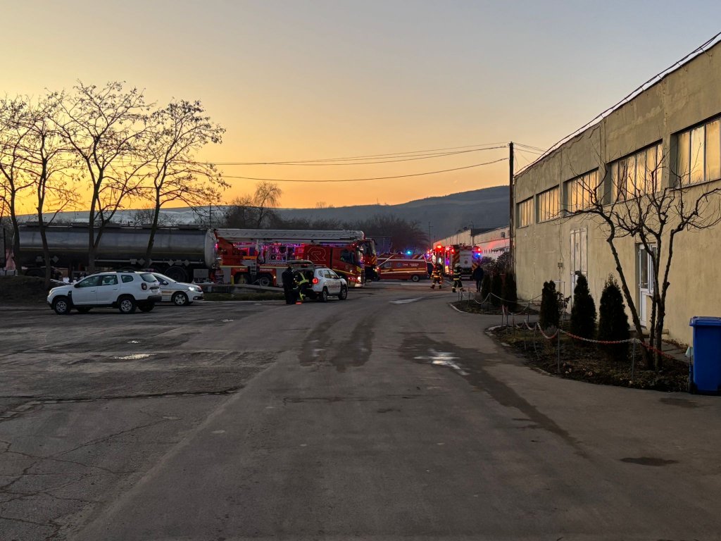 Incendiu la o fabrică din Cluj: Pompierii intervin cu cinci autospeciale