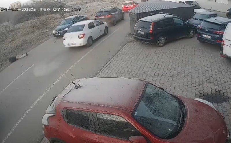 Momentul dramatic în care un tânăr este lovit violent de o mașină în Florești