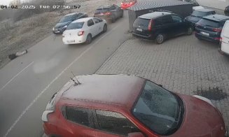 Momentul dramatic în care un tânăr este lovit violent de o mașină în Florești