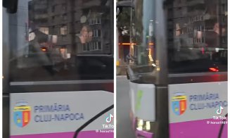 Siguranța rutieră, doar opțională! Șofer de troleibuz din Cluj, surprins în timp ce conduce cu un picior pe bord