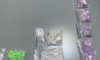 Droguri din Olanda pe piața neagră din Cluj: Ecstasy, ketamină și MDMA descoperite în mașina unui traficant