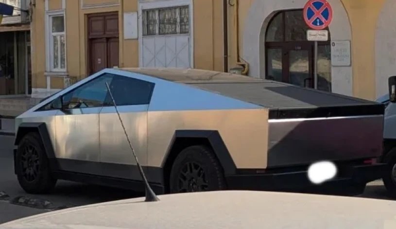 Tesla Cybertruck, pe străzile din Cluj-Napoca. Cât costă o astfel de mașină