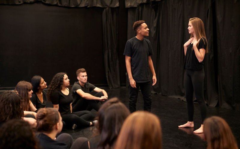 Universitățile de arte și teatru cer introducerea Educaţiei Teatrale şi a disciplinei Arte la clasele IX-X, indiferent de profil și specializare