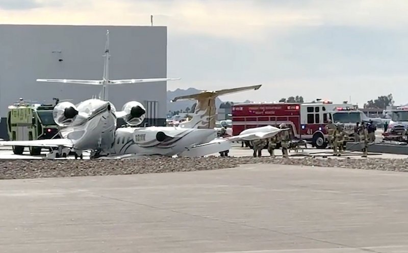 Avioane ciocnite pe pistă. Un mort şi patru răniţi