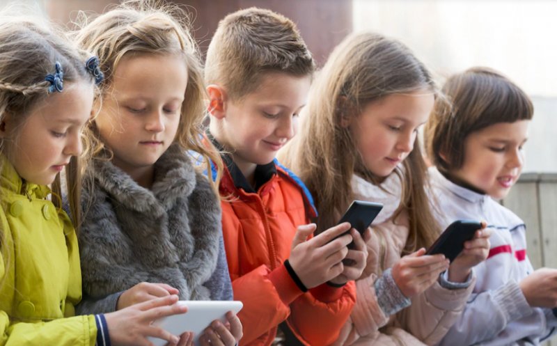 La ce vârstă primesc copiii primul smartphone? 1 din 3 părinți recunosc că i l-au oferit copilului ca să nu se simtă exclus social
