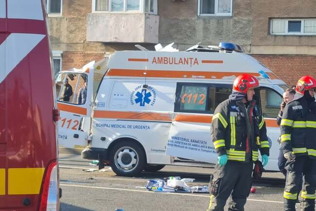 Ambulanță răsturnată într-un accident, repusă pe roți de trecători / SMURD: „Gestul e extrem de grav”. Asistenta medicală a suferit fractură de coloană