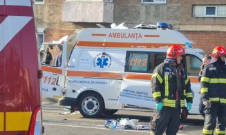 Ambulanță răsturnată într-un accident, repusă pe roți de trecători / SMURD: „Gestul e extrem de grav”. Asistenta medicală a suferit fractură de coloană