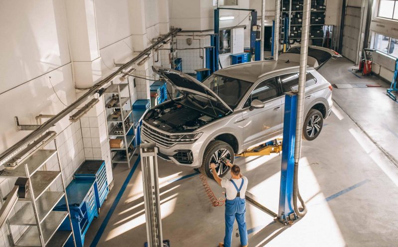 Patronii service-urilor auto cer asiguratorilor mărirea tarifelor de manoperă. Cât vor să coste ora de muncă