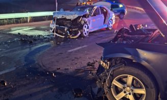 Impact violent între două mașini pe o șosea din județul Cluj