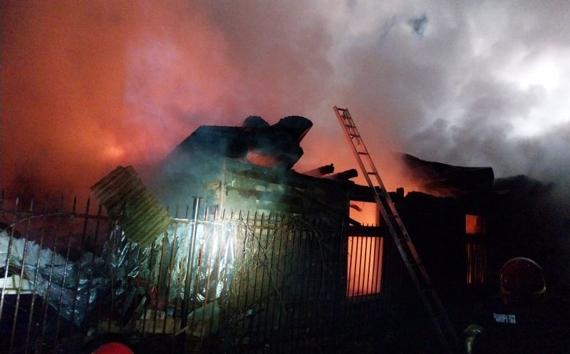 INCENDIU în judeţul Cluj / Mai multe butelii evacuate / De seara până dimineaţa au luptat pompierii cu focul