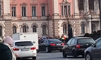 Percheziție ca în filme cu mâinile pe capotă: Polițiștii au oprit un BMW în fața Operei Naționale din Cluj